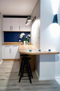 Una cocina o cocineta en Apartamenty Dąbrówka Cieplice Zdrój