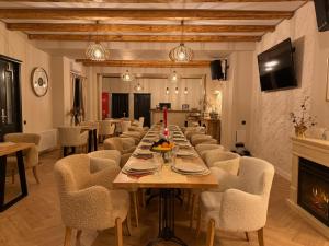 a long dining room with a long table and chairs at Casa Breslelor in Sibiu