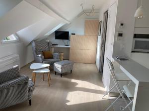 een kleine woonkamer met stoelen en een tafel bij Studio Lestal in Aix-les-Bains