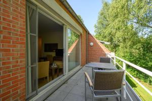 Le Mirage De Watermolen Kasterlee في كاستيرلي: فناء مع طاولة وكراسي على شرفة +12 صورة