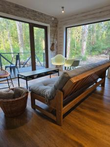 Refugio Ecos del Bosque في بورتو فاراس: أريكة كبيرة في غرفة مع نافذة كبيرة