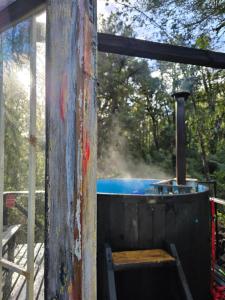 Refugio Ecos del Bosque في بورتو فاراس: شواية خارجية يخرج منها الدخان