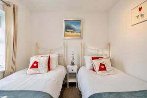 twee bedden naast elkaar in een slaapkamer bij Seaside Luxury Cottage Aldeburgh in Aldeburgh