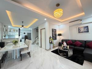 una sala de estar con un sofá y una mesa en Home Hug You, en Chiang Mai