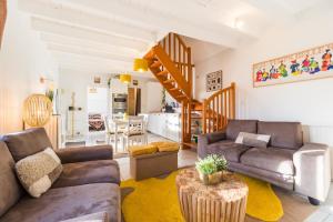 ein Wohnzimmer mit Sofa und Tisch in der Unterkunft Le Refuge de la Clarté, draps et serviettes inclus in Perros-Guirec