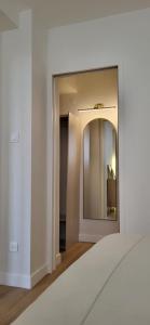 a hallway with a mirror in a room at T2 Hyper-centre Brest CHU Morvan & Transports in Brest