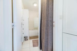 einen Flur mit einem Bad mit WC und Badewanne in der Unterkunft Le Refuge de la Clarté, draps et serviettes inclus in Perros-Guirec + 11 Fotos