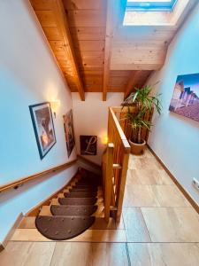 una escalera en una casa con techos de madera en LaDolceVita im Tiroler Holzhaus, en Bad Elster 16 fotos más