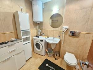 Ένα μπάνιο στο PALAZZO FAMILY SUITE Sunny beach