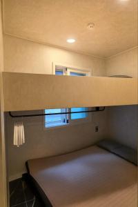 釜山にあるBeaver Stay, Bosuの二段ベッド1組(窓2つ付)が備わるドミトリールームです。