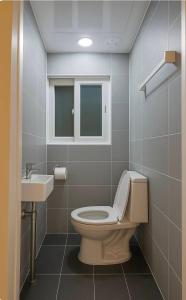 釜山にあるBeaver Stay, Bosuのトイレと洗面台のあるバスルーム