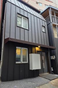 釜山にあるBeaver Stay, Bosuの窓側の黒い建物