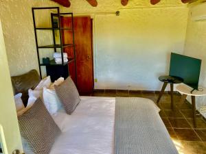 una camera con un letto in una stanza con una porta di Hus Punta Rubia a La Pedrera