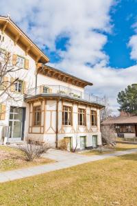 a large white building with a balcony at casa storica nel centro di Bever 4 camere in Bever