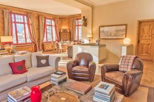 a living room with a couch and chairs at casa storica nel centro di Bever 4 camere in Bever