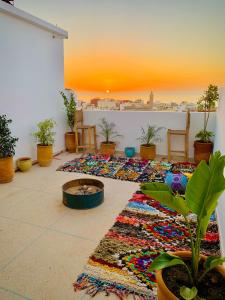 una habitación con una alfombra en el suelo con plantas en Lumir Surf House, en Tamraght Ouzdar