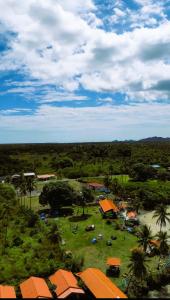 Panglima Resort Semporna في سيمبورنا: منظر جوي لحديقة بها سيارات في حقل