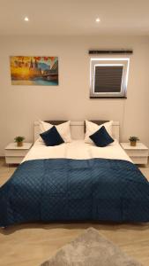 Ένα ή περισσότερα κρεβάτια σε δωμάτιο στο 1 ZKB Komfort Apartment Nähe Weihnachtsmärkte Köln & DOM