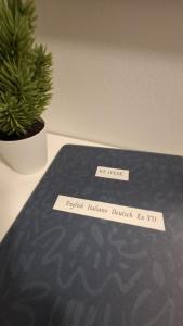 um cartaz numa mesa ao lado de uma planta em vasos em Apartment S em Kalsdorf bei Graz