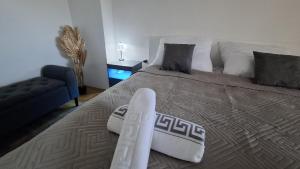 Apartment S في كالسدورف باي غراتس: غرفة نوم بها سرير كبير وأريكة +36 صورة