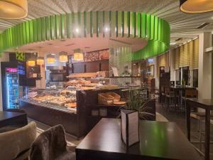 Apartment S في كالسدورف باي غراتس: مطعم مع كافتيريا مع بوفيه طعام