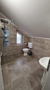 Et badeværelse på Pensiunea Ramedal