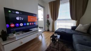 Apartment S في كالسدورف باي غراتس: غرفة معيشة مع أريكة وتلفزيون بشاشة مسطحة