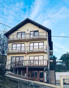 Un edificio con balcones a los lados. en Pensiunea La Vio, en Grozavesti