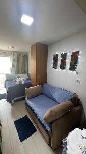 Flat com Hidromassagem Privativa no Centro De Porto de Galinhas - Sol e Mar Residence في بورتو دي غالينهاس: غرفة نوم فيها كنب وسرير +28 صورة