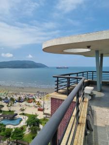 a view of the beach from the balcony of a resort at AptoVistamarArtachoJuradoComRoupaCamaBanho in Santos