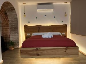 Un dormitorio con una cama con dos toallas blancas encima. en Los Siete Arcos, en Granada