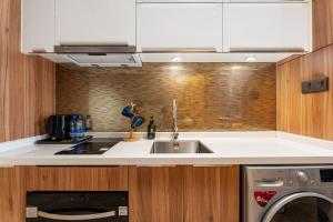 a kitchen with a sink and a washing machine at Yizhimei Apartment Hotel-Guangzhou Huijin International Financial Center Keyun Road Subway STN Branch in Guangzhou +93 photos