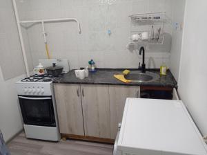 Η κουζίνα ή μικρή κουζίνα στο 1 комнатная квартира в Авиагородке