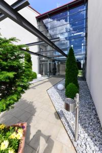 a courtyard of a building with a building at Hotel Günter in Lenting