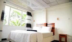 a bedroom with a bed and a window at Rokky Hill Cottage Ella in Ella