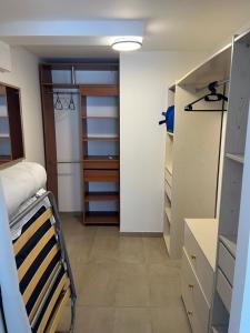 Maison indépendante في موجيو: غرفة بسرير وخزانة ملابس