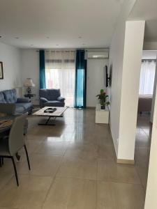 Maison indépendante في موجيو: غرفة معيشة مع أريكة وطاولة