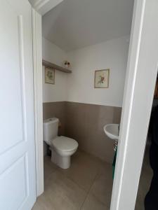 Maison indépendante في موجيو: حمام مع مرحاض ومغسلة