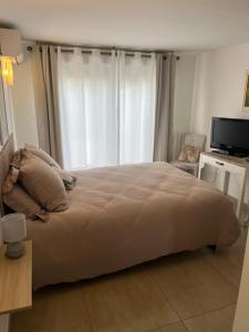 Maison indépendante في موجيو: غرفة نوم بسرير كبير مع نافذة