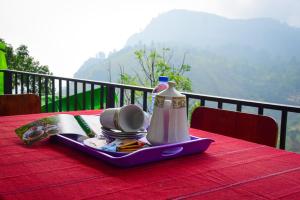 een tafel met een bord eten en een fles melk bij Rokky Hill Cottage Ella in Ella
