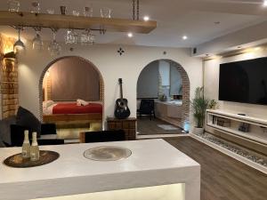 Un dormitorio con una cama y una sala de estar. en Los Siete Arcos, en Granada