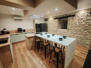 Η κουζίνα ή μικρή κουζίνα στο Longère de charme rénovée - dépaysement et verdure