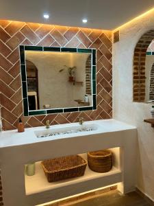 un baño con lavabo y espejo en Los Siete Arcos, en Granada