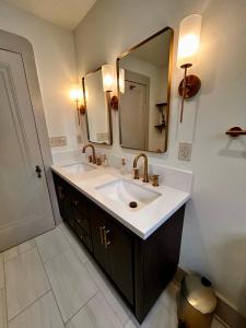 a bathroom with a sink and a large mirror at Derby and Downtown in Louisville +27 photos