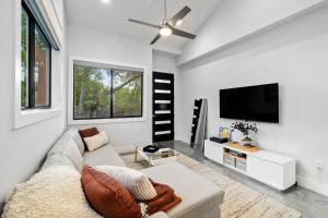 Μια τηλεόραση ή/και κέντρο ψυχαγωγίας στο East Side Haven - Blocks from Local Food Legends +21 φωτογραφίες