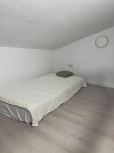 ein weißes Bett in einem weißen Zimmer mit einem Bett sqor in der Unterkunft Europe sun bungalow 2 bedrooms in Maspalomas