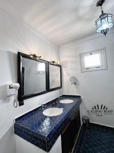 Ένα μπάνιο στο Hôtel Calipau Riad Maison d'Hôtes +72 φωτογραφίες