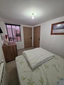 Un dormitorio con una cama en una habitación con ventana. en La Longeret du Bouchet Mont Charvin, en Le Bouchet-Mont Charvin 5 fotos más