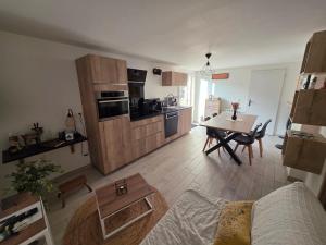 Kuchyň nebo kuchyňský kout v ubytování La Longeret du Bouchet Mont Charvin