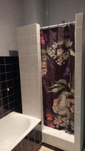 Ένα μπάνιο στο Maison Chez Grand-mère, Route des vins